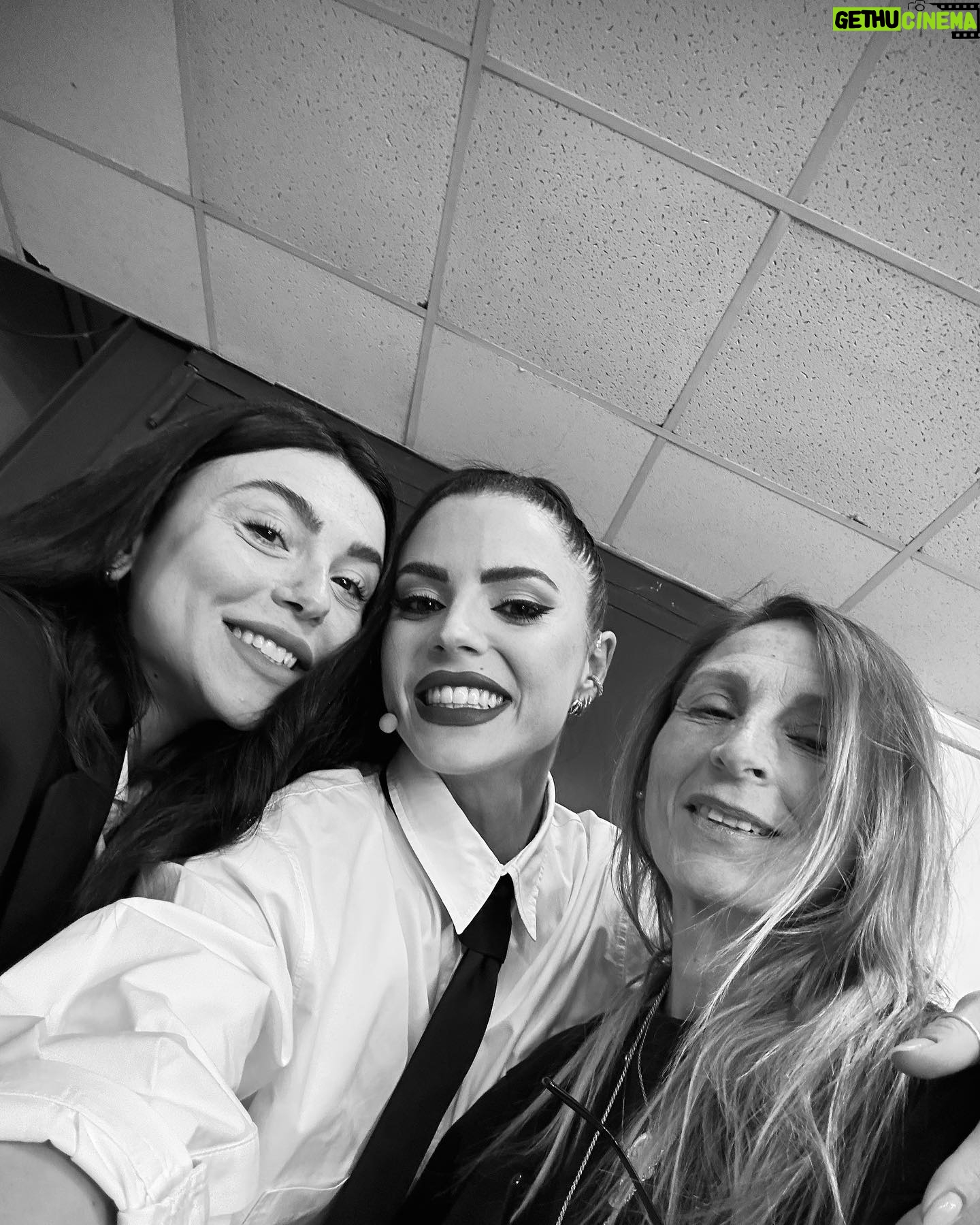 Shaila Gatta Instagram - DOMANI, martedì 7 maggio alle ore 20:50 canale 21, andrà in onda l’ULTIMA puntata di @snapofficial_ ! 🥹♥️ Mi sento onorata, fortunata e tanto orgogliosa di aver contribuito alla nascita di questa nuova creatura. I nuovi progetti sono come dei bambini, ed ognuno di noi ha curato questo bambino con dolcezza, dedizione e sogno. Sognare è l’energia che smuove mari e Monti e se lo facciamo insieme ha il potere di creare grandi cose. Grazie a tutto il cast di snap per avermi donato giorni di risate, leggerezza, apprendimento, amore. Mi mancherete tanto. Mi avete insegnato che l’unione fa la forza ma soprattutto che è l’amore l’uno per l’altro a rendere questa forza indissolubile. Grazie a tutta la produzione, a canale 21, al mio agente Giuliano che crede profondamente in me come ci credo io, e grazie al mio autore @francescoburzo per avermi insegnato così tante cose che non ricucirei a scriverle tutte. Grazie Franci per avermi raffinata, limata e modellata, per aver curato quel diamante ancora grezzo. GRAZIE SNAP per aver scelto me. Grazie per aver dato vita e inizio al mio grande sogno, quello della conduzione. ♥️