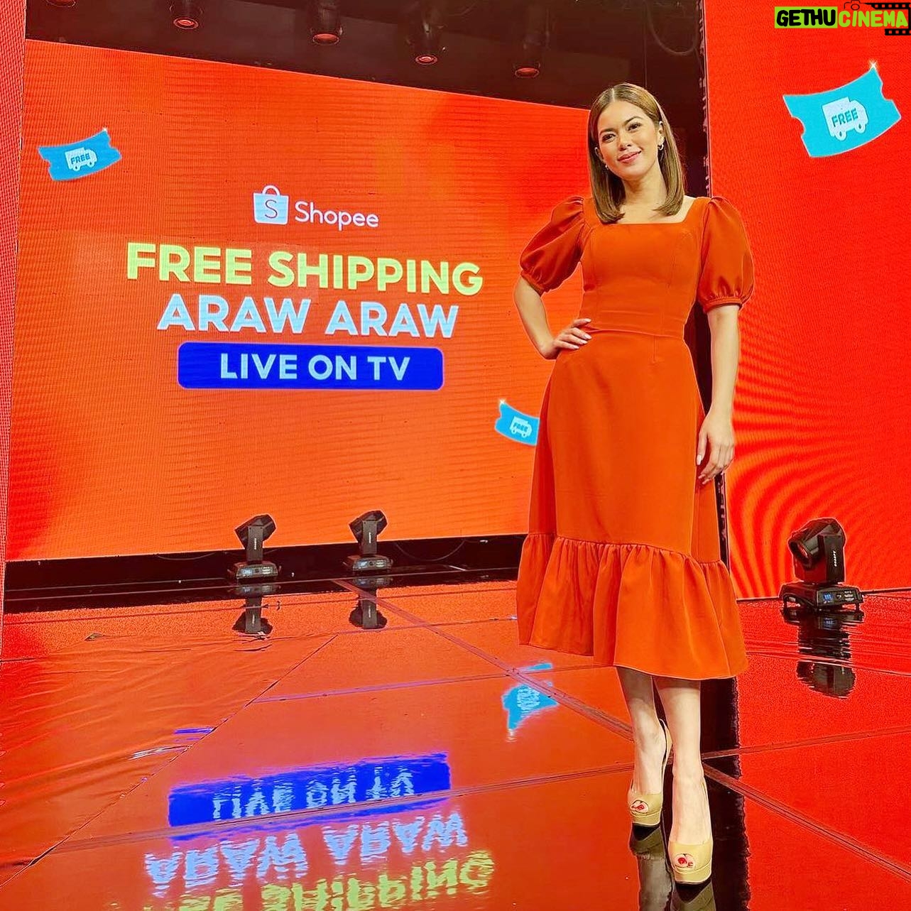 Shaina Magdayao Instagram - @itsyourluckydayna x @itsshowtimena x @shopee_ph with Kuys Jugs Kuys Teddy and PapaLuuuu with our super na miss kong Lucky Fam🧡