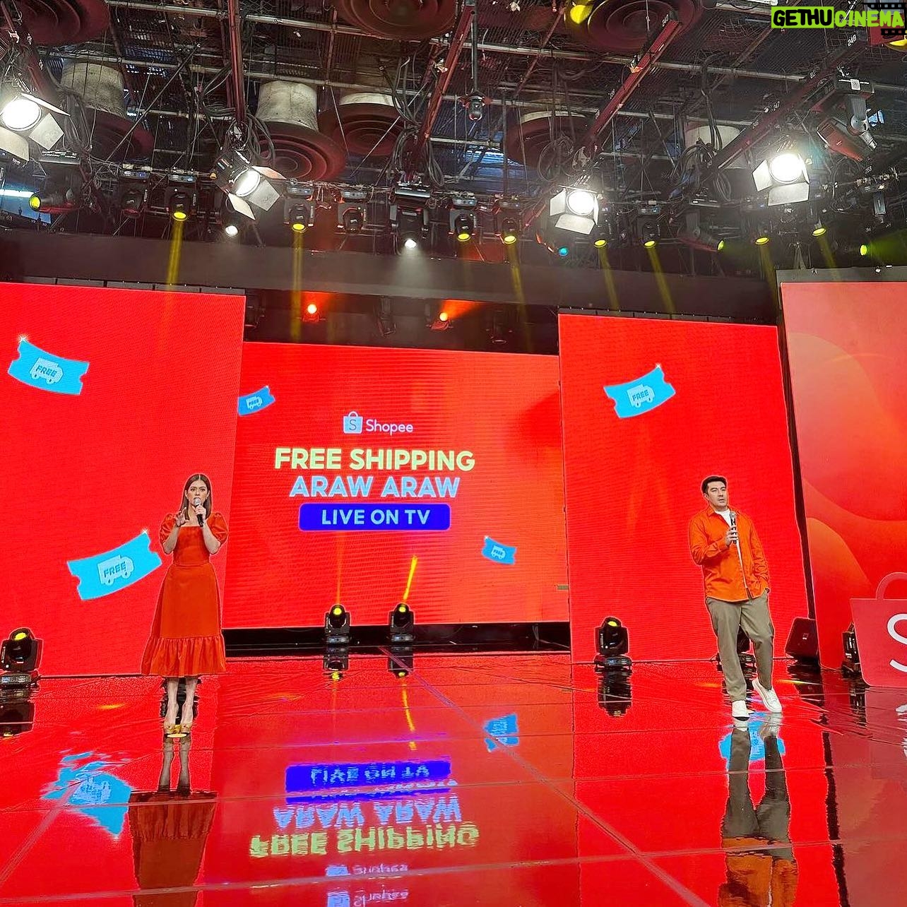 Shaina Magdayao Instagram - @itsyourluckydayna x @itsshowtimena x @shopee_ph with Kuys Jugs Kuys Teddy and PapaLuuuu with our super na miss kong Lucky Fam🧡