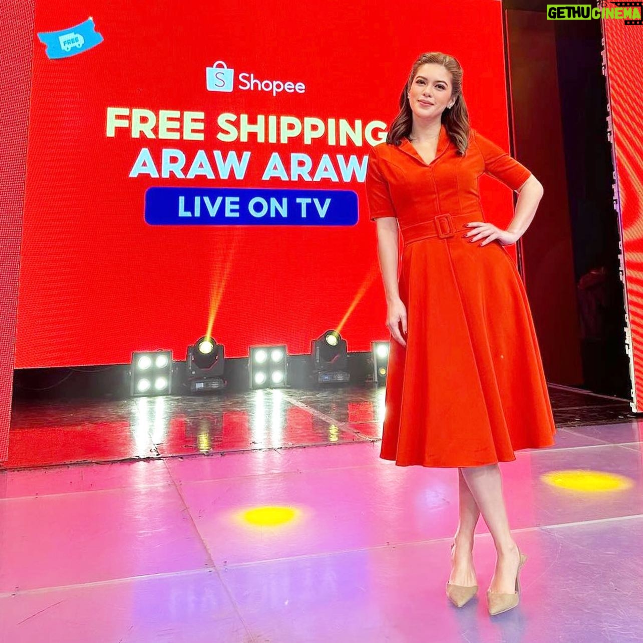 Shaina Magdayao Instagram - @itsyourluckydayna x @itsshowtimena x @shopee_ph with Kuys Jugs Kuys Teddy and PapaLuuuu with our super na miss kong Lucky Fam🧡