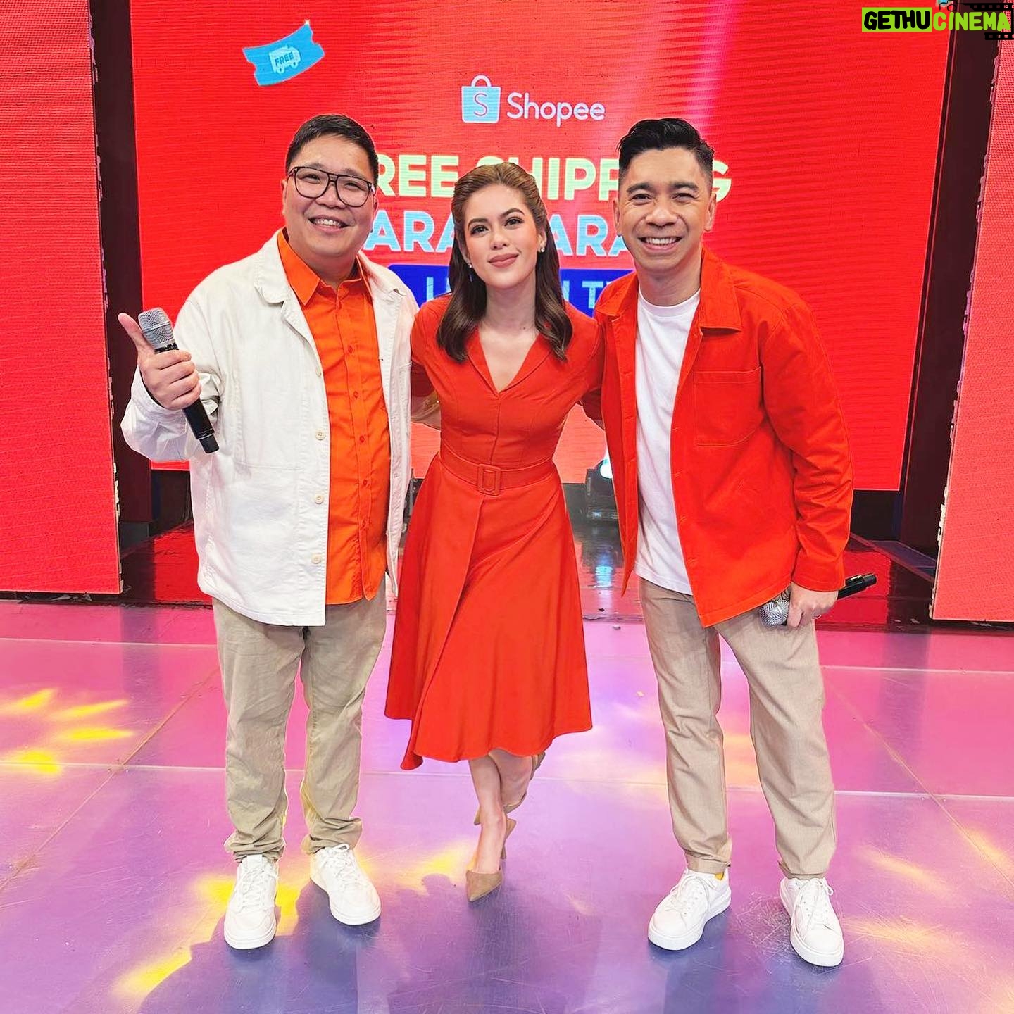 Shaina Magdayao Instagram - @itsyourluckydayna x @itsshowtimena x @shopee_ph with Kuys Jugs Kuys Teddy and PapaLuuuu with our super na miss kong Lucky Fam🧡