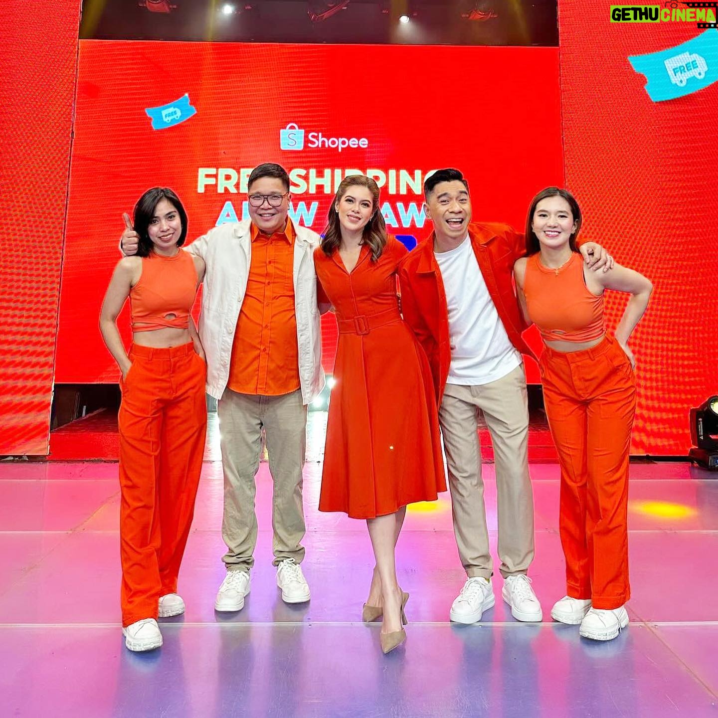 Shaina Magdayao Instagram - @itsyourluckydayna x @itsshowtimena x @shopee_ph with Kuys Jugs Kuys Teddy and PapaLuuuu with our super na miss kong Lucky Fam🧡