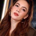 Shaina Magdayao Instagram – Shaina for ASAP! 🤍 

Makeup by @nikimedina 
Hair by @hairbyehmil 
Styled by @iwannabby 

#makeupartistsworldwide #makeupbynikimedina #muaph #makeupartistphilippines