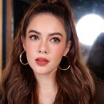 Shaina Magdayao Instagram – Shaina for ASAP! 🤍 

Makeup by @nikimedina 
Hair by @hairbyehmil 
Styled by @iwannabby 

#makeupartistsworldwide #makeupbynikimedina #muaph #makeupartistphilippines