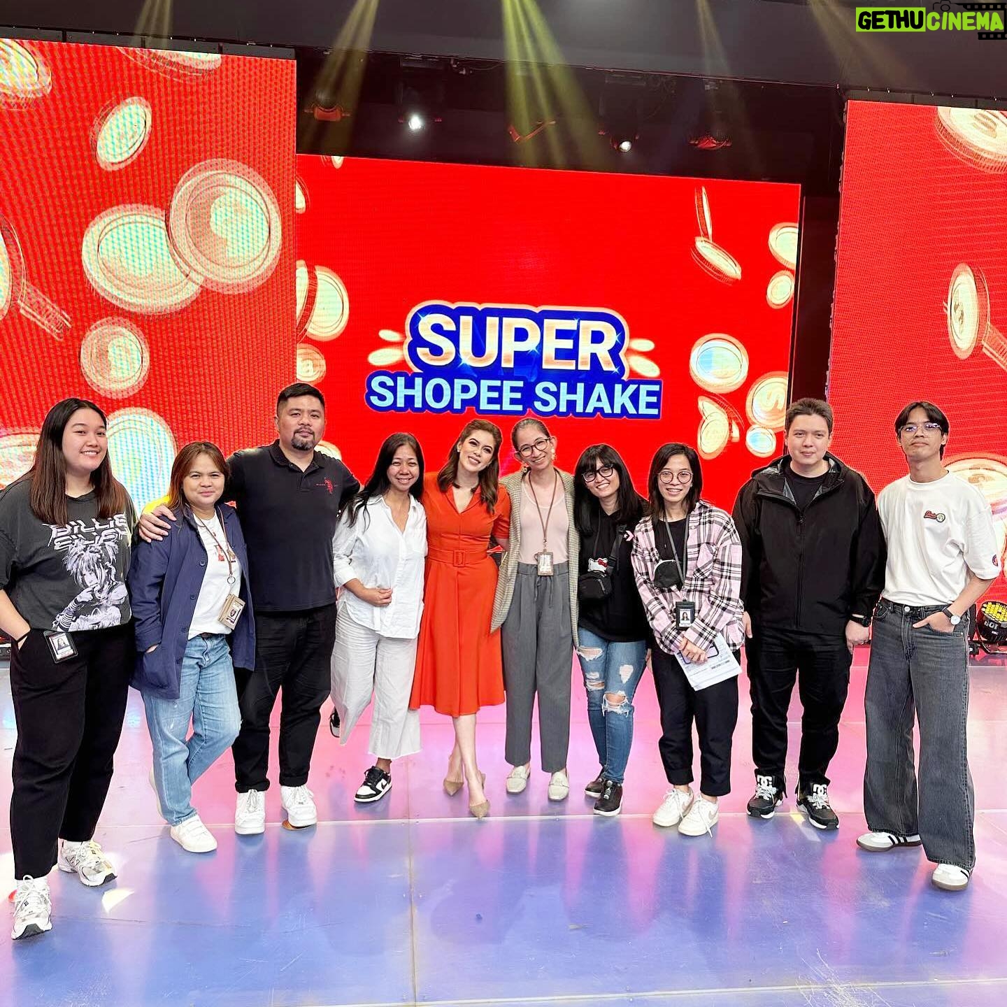 Shaina Magdayao Instagram - @itsyourluckydayna x @itsshowtimena x @shopee_ph with Kuys Jugs Kuys Teddy and PapaLuuuu with our super na miss kong Lucky Fam🧡
