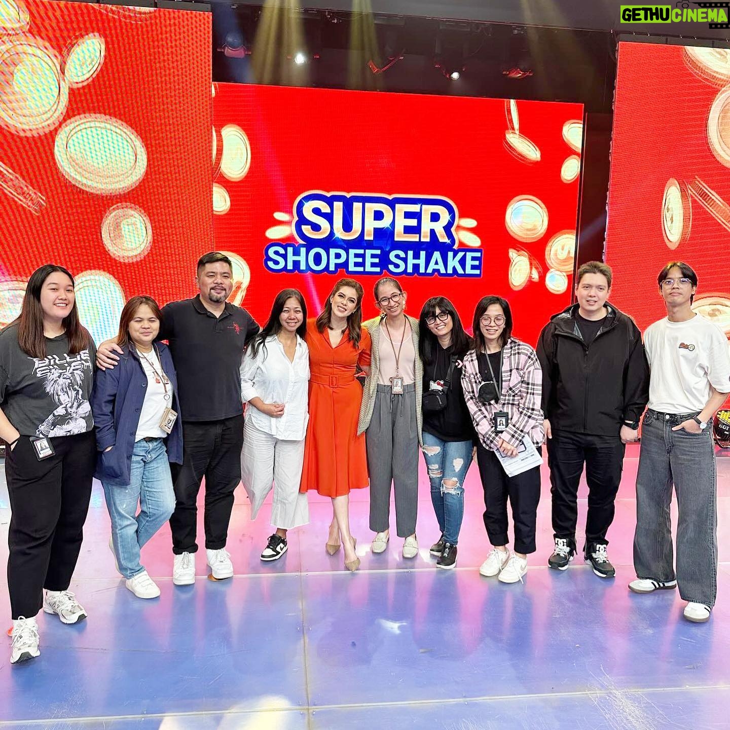 Shaina Magdayao Instagram - @itsyourluckydayna x @itsshowtimena x @shopee_ph with Kuys Jugs Kuys Teddy and PapaLuuuu with our super na miss kong Lucky Fam🧡