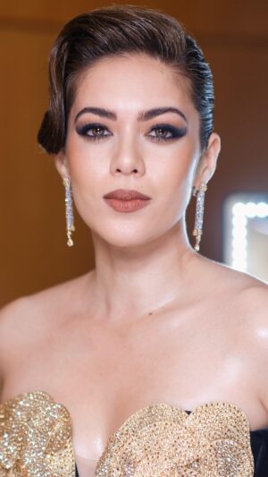 Shaina Magdayao Instagram - @shaina_magdayao channeling Nineties Supermodel glam. 🖤🖤🖤

#MakeupByJigsMayuga
Skin: @lamer 
Eyeshadow, Foundation and Lips: @guerlain 
Blush: @cledepeaubeaute 
Brows: @kpalette_ph and @benefitph 
Lashes: @artisanpro c/o @luxebeautyphl and @maybellinephshop 
Lenses: @freshlookph 

Hair by @carenbautistahmua 
Styled by @adrianneconcept 
Thank you @edith.farinas!

#ABSCBNball2023
