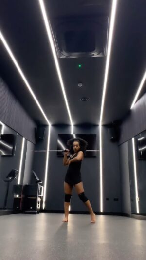 Shaina West Instagram - ok if u see me training a forbidden technique in @reshapefitnessbeckenham just stay focused on ur workout. im in the zone and I don’t want u getting pregnant before the cuffing-season tournament.
#sexyjutsu

💃🏽 inspired by @fabianeleame