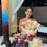Shaira Diaz Instagram - Happy birthday sa mahal kong mama!!🎂❤️🎉🥳 Swerte namin ikaw ang mama namin. Thank you for everything, ma!! Tutuparin ko lahat ng pangarap natin, pangako yan. Mahal ka namin!🤍 Thank you sa cake baba @ea_guzman and @ellbellizsima sa bouquet and cake! Super sweet!❤️ ily guys!