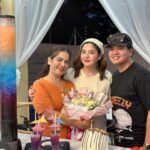 Shaira Diaz Instagram - Happy birthday sa mahal kong mama!!🎂❤️🎉🥳 Swerte namin ikaw ang mama namin. Thank you for everything, ma!! Tutuparin ko lahat ng pangarap natin, pangako yan. Mahal ka namin!🤍 Thank you sa cake baba @ea_guzman and @ellbellizsima sa bouquet and cake! Super sweet!❤️ ily guys!