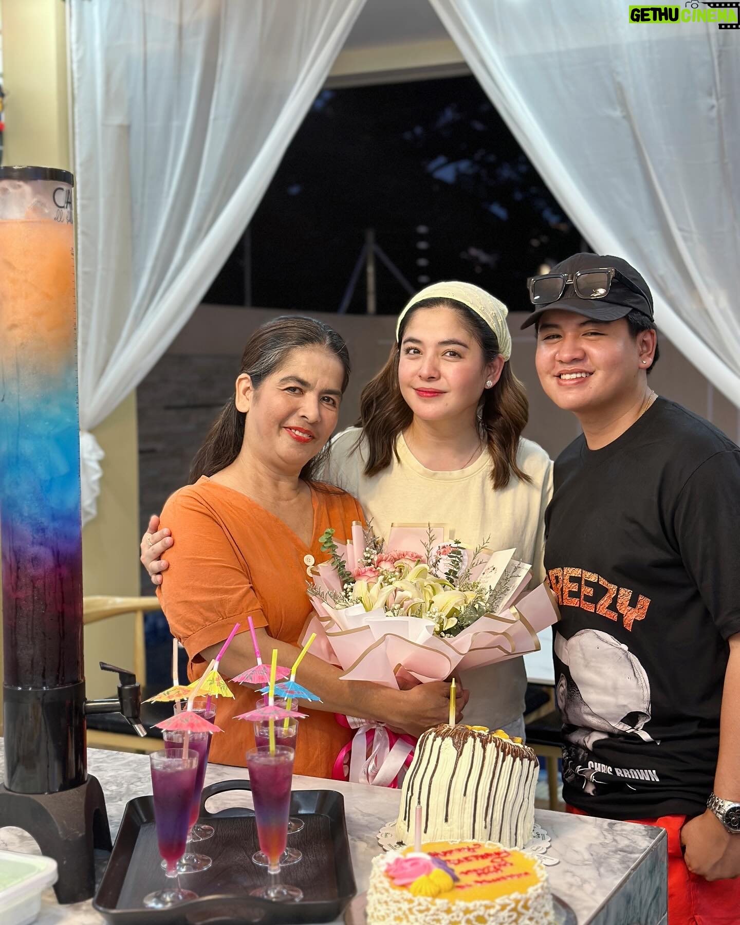 Shaira Diaz Instagram - Happy birthday sa mahal kong mama!!🎂❤️🎉🥳 Swerte namin ikaw ang mama namin. Thank you for everything, ma!! Tutuparin ko lahat ng pangarap natin, pangako yan. Mahal ka namin!🤍 Thank you sa cake baba @ea_guzman and @ellbellizsima sa bouquet and cake! Super sweet!❤️ ily guys!