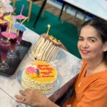Shaira Diaz Instagram - Happy birthday sa mahal kong mama!!🎂❤️🎉🥳 Swerte namin ikaw ang mama namin. Thank you for everything, ma!! Tutuparin ko lahat ng pangarap natin, pangako yan. Mahal ka namin!🤍 Thank you sa cake baba @ea_guzman and @ellbellizsima sa bouquet and cake! Super sweet!❤️ ily guys!