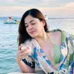 Shaira Diaz Instagram - Sipping on sunsets and good vibes🍹 PS. Gusto ko lang naman magpapicture ng maayos partner @kaloytingcungco bakit may biglang paVO 😅