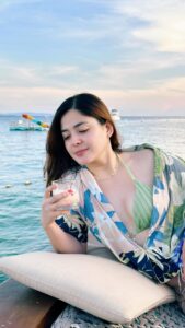 Shaira Diaz Instagram - Sipping on sunsets and good vibes🍹 PS. Gusto ko lang naman magpapicture ng maayos partner @kaloytingcungco bakit may biglang paVO 😅