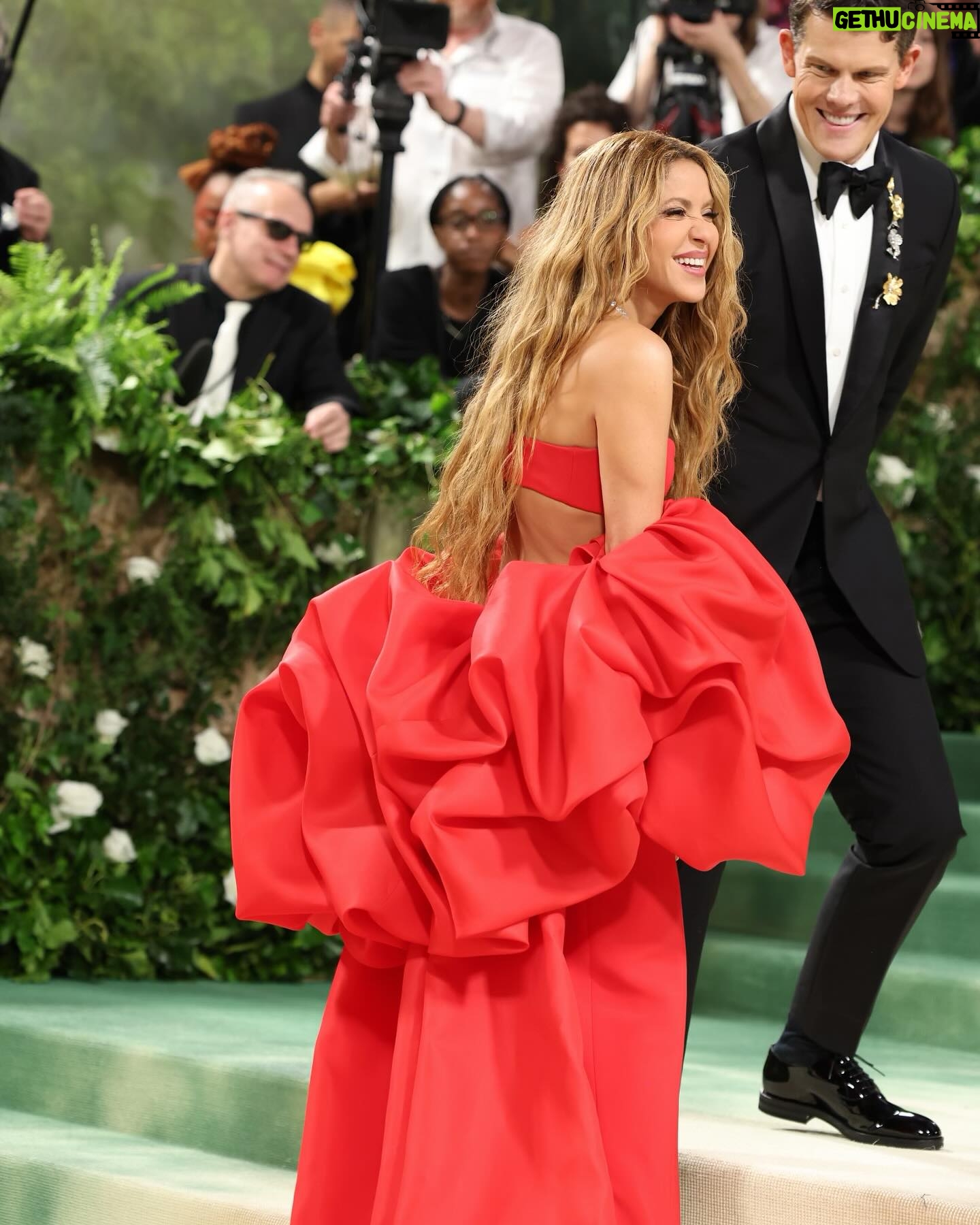 Shakira Instagram - Global superstar @Shakira is Creative Director @WesGordon’s latest muse for this year’s Met Gala, celebrating the exhibition opening of “Sleeping Beauties: Reawakening Fashion.” Shakira wears a strapless crepe column gown in signature Herrera Red with a sculptural rose-shaped cape of 30 meters in silk gazar. To accessorize the look, Shakira carries a Herrera Red silk satin draped clutch. A celebration of Carolina Herrera’s dedication to exemplary craftsmanship, Shakira’s striking look is a collaboration between Wes and the three lead female patternmakers of the atelier. The simplicity of the structured silhouette matched with the grandeur of the cape is a testament to the skill and expertise of the decade-spanning atelier – our very own Garden of Time. Styling by Nicolas Bru @nicolasbrustyle Hair by Jhonatan Rendon @_jhonatan_rendon #metgala