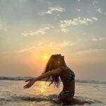 Shakti Mohan Instagram - Beach day 🏖️☀️whatahhh feelin 🌊 📷 @thedowndog_cat