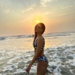 Shakti Mohan Instagram - Beach day 🏖️☀️whatahhh feelin 🌊 📷 @thedowndog_cat