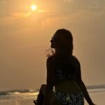 Shakti Mohan Instagram - Beach day 🏖️☀️whatahhh feelin 🌊 📷 @thedowndog_cat
