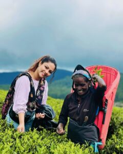 Shalani Tharaka Instagram - ආච්චිට පොඩි Help එකක් දුන්නා 🫣🍃 swipe ➡️