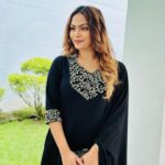 Shalani Tharaka Instagram - 𝓣𝓱𝓮 𝓶𝓸𝓼𝓽 𝓫𝓮𝓪𝓾𝓽𝓲𝓯𝓾𝓵 𝓽𝓱𝓲𝓷𝓰 𝓪 𝔀𝓸𝓶𝓪𝓷 𝓬𝓪𝓷 𝔀𝓮𝓪𝓻 𝓲𝓼 𝓬𝓸𝓷𝓯𝓲𝓭𝓮𝓷𝓬𝓮 🤍 HMUA - Me