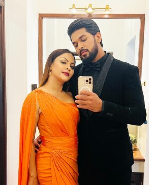 Shalani Tharaka Instagram - So glad that we didn’t forget our selfies among thousands of other photos 📸

swipe➡️for my favourite one out of all 😘

#memories💕  #happilyeverafter