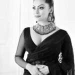 Shalani Tharaka Instagram - 𝕊𝕙𝕖 𝕨𝕖𝕒𝕣𝕤 𝔹𝕝𝕒𝕔𝕜 , 𝕓𝕦𝕥 𝕤𝕙𝕖 𝕙𝕒𝕤 𝕥𝕙𝕖 𝕞𝕠𝕤𝕥 𝕔𝕠𝕝𝕠𝕣𝕗𝕦𝕝 𝕞𝕚𝕟𝕕 🖤 HMUA @subashabeywickrama SAREE @shalwarbride OUTFIT DESING @nayomawijesinghe JEWELRY @gitanocollection
