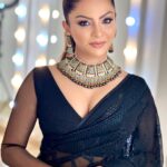 Shalani Tharaka Instagram - 𝕊𝕙𝕖 𝕨𝕖𝕒𝕣𝕤 𝔹𝕝𝕒𝕔𝕜 , 𝕓𝕦𝕥 𝕤𝕙𝕖 𝕙𝕒𝕤 𝕥𝕙𝕖 𝕞𝕠𝕤𝕥 𝕔𝕠𝕝𝕠𝕣𝕗𝕦𝕝 𝕞𝕚𝕟𝕕 🖤 HMUA @subashabeywickrama SAREE @shalwarbride OUTFIT DESING @nayomawijesinghe JEWELRY @gitanocollection