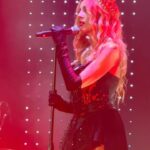 Shanik Aspe Instagram - Dios me concedió hacer realidad uno de mis sueños máximos desde que tengo uso de razón “cantar en un escenario de manera profesional“.Todavía puedo recordar esa sensación antes de empezar cada show en el foro totalplay , asomándome por una cortina negra con mi corazón a mil al ver el foro lleno de personas listas para escuchar cantar a las reinas de corazones 🤩 lloré varias veces de felicidad ,lo viví plenamente y dentro de muchas cosas aprendí que alcanzar tus metas mas grandes no significa lograr el verdadero éxito. Para mi el éxito es sentir gozo en el corazón , pero no hablo de un gozo momentáneo que dura solo el día de tu boda , o el tiempo que estás arriba de un escenario. El éxito no solo es ganar un trofeo o un concurso , tampoco ganarte el reconocimiento de la gente y mucho menos el poder comprarte algo muy lujoso. El éxito es ese sentimiento de gratitud y satisfacción que te acompaña día con día . Sin embargo, de manera equivocada llegamos a pensar que si no logramos esa asignatura pendiente en nuestra vida nunca podremos alcanzar la plenitud . Vivir afanados a un sueño puede frustrarnos y robarnos la oportunidad de ser felices en nuestro presente . De igual manera alcanzar nuestra meta y creer que nuestro propósito en la vida no va más allá de eso , puede dejarnos un gran vacío y sentimiento de insatisfacción. Que triste mirar atrás y darnos cuenta que mientras pensabamos que nos faltaban ciertas cosas por vivir , en realidad ya lo teníamos todo para ser felices. Pero ojo ! Que esto no significa que debemos dejar de soñar, dejar de tener metas en la vida. Al contrario! tenerlas es indispensable porque estas nos dan rumbo , ilusión , nos dan carácter , disciplina, determinación y una dicha indescriptible cuando se logran 🥹 pero hacerlo de la mano de Dios nos permite ver que cuando las cosas tardan en suceder en realidad era porque el tenia más planes ( en plural ) para cada uno de nosotros . No es lograr un propósito en la vida , sino lograr una vida con propósito. Jeremías 29:11 Sólo yo sé los planes que tengo para ustedes. Son planes para su bien, y no para su mal, para que tengan un futuro lleno de esperanza.”