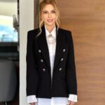 Shanik Aspe Instagram - Les comparto un poco de estos días !!!! 1. Aquí les enseño otra forma de usar un saco negro ❤️ por cierto , les cuento que este look lo usé por primera vez embarazada de Valentino 2. Aquí una toma de cerca ( sigue pendiente el reel ) 3. Creando buenos hábitos ! ❤️ dos litros de agua al día y mis probióticos @floratilmx para lograr ese balance que mi cuerpo necesita 4. Amo tenerlo así de cerquita de mi 🥹 en esta casa somos pro PORTEO 5. Placeres de la vida ! 6. Cuando nos toca trabajar ❤️ #porteo #animalprint #medias #buenoshabitos