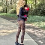 Shanik Aspe Instagram - Les comparto un poco de estos días !!!! 1. Aquí les enseño otra forma de usar un saco negro ❤️ por cierto , les cuento que este look lo usé por primera vez embarazada de Valentino 2. Aquí una toma de cerca ( sigue pendiente el reel ) 3. Creando buenos hábitos ! ❤️ dos litros de agua al día y mis probióticos @floratilmx para lograr ese balance que mi cuerpo necesita 4. Amo tenerlo así de cerquita de mi 🥹 en esta casa somos pro PORTEO 5. Placeres de la vida ! 6. Cuando nos toca trabajar ❤️ #porteo #animalprint #medias #buenoshabitos