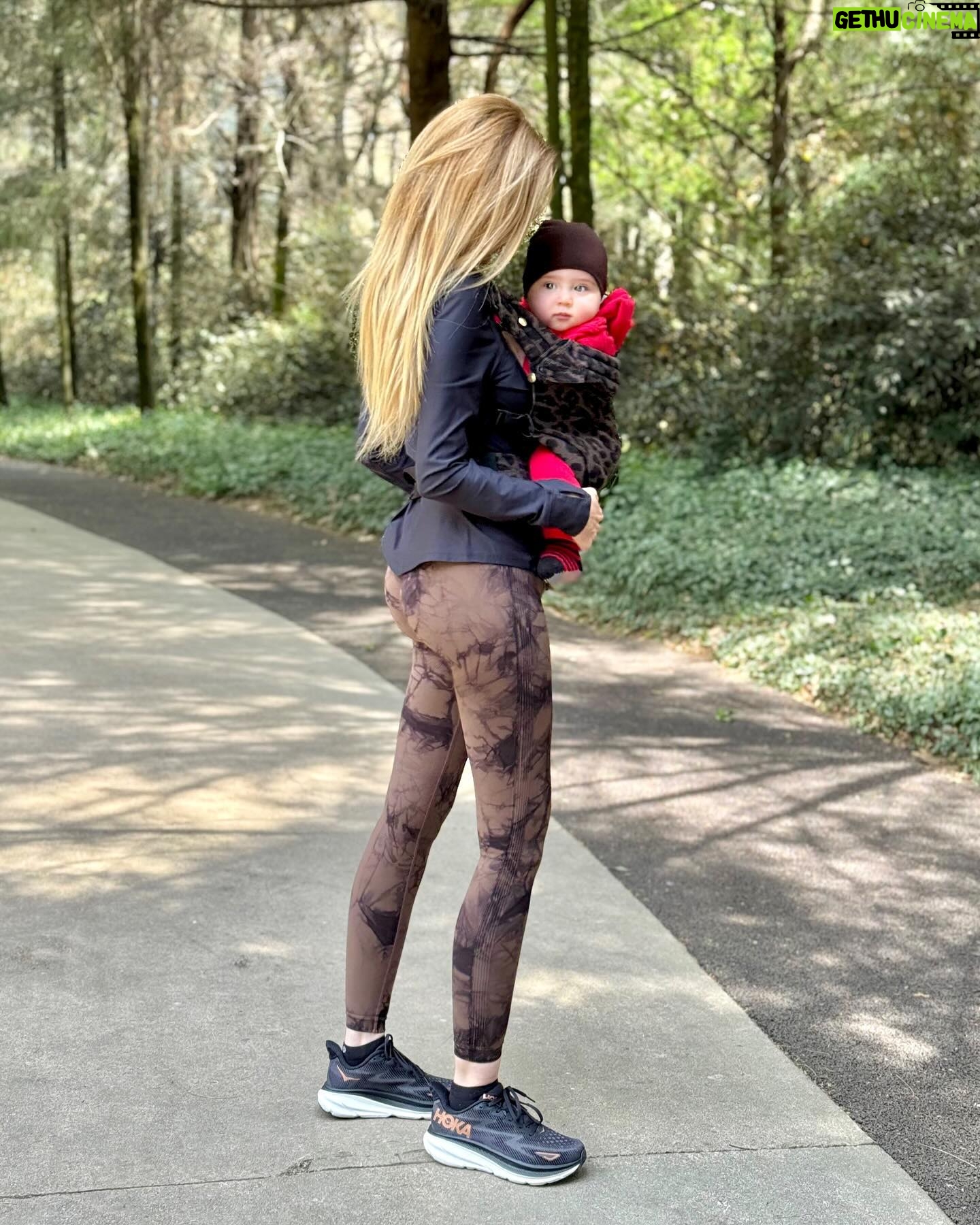 Shanik Aspe Instagram - Les comparto un poco de estos días !!!! 1. Aquí les enseño otra forma de usar un saco negro ❤️ por cierto , les cuento que este look lo usé por primera vez embarazada de Valentino 2. Aquí una toma de cerca ( sigue pendiente el reel ) 3. Creando buenos hábitos ! ❤️ dos litros de agua al día y mis probióticos @floratilmx para lograr ese balance que mi cuerpo necesita 4. Amo tenerlo así de cerquita de mi 🥹 en esta casa somos pro PORTEO 5. Placeres de la vida ! 6. Cuando nos toca trabajar ❤️ #porteo #animalprint #medias #buenoshabitos