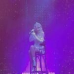 Shanik Aspe Instagram - Dios me concedió hacer realidad uno de mis sueños máximos desde que tengo uso de razón “cantar en un escenario de manera profesional“.Todavía puedo recordar esa sensación antes de empezar cada show en el foro totalplay , asomándome por una cortina negra con mi corazón a mil al ver el foro lleno de personas listas para escuchar cantar a las reinas de corazones 🤩 lloré varias veces de felicidad ,lo viví plenamente y dentro de muchas cosas aprendí que alcanzar tus metas mas grandes no significa lograr el verdadero éxito. Para mi el éxito es sentir gozo en el corazón , pero no hablo de un gozo momentáneo que dura solo el día de tu boda , o el tiempo que estás arriba de un escenario. El éxito no solo es ganar un trofeo o un concurso , tampoco ganarte el reconocimiento de la gente y mucho menos el poder comprarte algo muy lujoso. El éxito es ese sentimiento de gratitud y satisfacción que te acompaña día con día . Sin embargo, de manera equivocada llegamos a pensar que si no logramos esa asignatura pendiente en nuestra vida nunca podremos alcanzar la plenitud . Vivir afanados a un sueño puede frustrarnos y robarnos la oportunidad de ser felices en nuestro presente . De igual manera alcanzar nuestra meta y creer que nuestro propósito en la vida no va más allá de eso , puede dejarnos un gran vacío y sentimiento de insatisfacción. Que triste mirar atrás y darnos cuenta que mientras pensabamos que nos faltaban ciertas cosas por vivir , en realidad ya lo teníamos todo para ser felices. Pero ojo ! Que esto no significa que debemos dejar de soñar, dejar de tener metas en la vida. Al contrario! tenerlas es indispensable porque estas nos dan rumbo , ilusión , nos dan carácter , disciplina, determinación y una dicha indescriptible cuando se logran 🥹 pero hacerlo de la mano de Dios nos permite ver que cuando las cosas tardan en suceder en realidad era porque el tenia más planes ( en plural ) para cada uno de nosotros . No es lograr un propósito en la vida , sino lograr una vida con propósito. Jeremías 29:11 Sólo yo sé los planes que tengo para ustedes. Son planes para su bien, y no para su mal, para que tengan un futuro lleno de esperanza.”