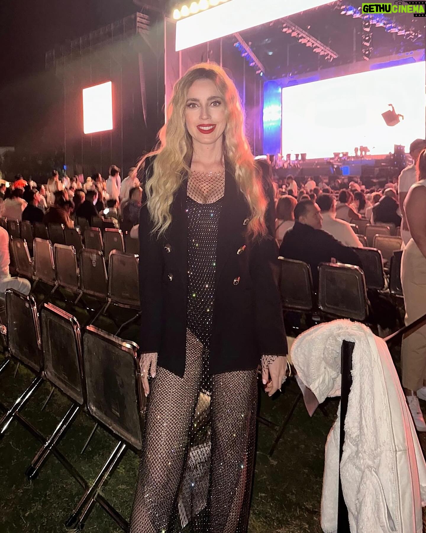Shanik Aspe Instagram - Despidiendo este 2023 y recibiendo el 2024 en @mayakoba con mi @mauodiardi a un lado y el sol de frente āļø literal āļøš y pues para nuestra sorpresa @luismiguel si canto otra , brindo con nosotros y recibimos el aƱo con fuegos artificiales š. Un hermoso cierre de aƱo para celebrar tantas cosas š Mucho que agradecer ! š Feliz aƱo para todos ustedes y que Dios los bendiga siempre ! Desliza para ver š #mayakobaexperiences #onlymayakoba
