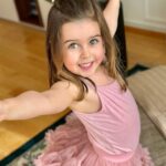 Shanik Aspe Instagram - Iluminas nuestros días! Feliz día del niño a mi Carlotta y a todos los niños del mundo 🌍 👦 👧 Mateo 18:3 En verdad les digo que si no se convierten y se hacen como niños, no entrarán en el reino de los cielos. Mateo 19:14 Jesús dijo: dejen que los niños vengan a mi , y no se los impidan , porque el reino de los cielos es de quienes son como ellos .