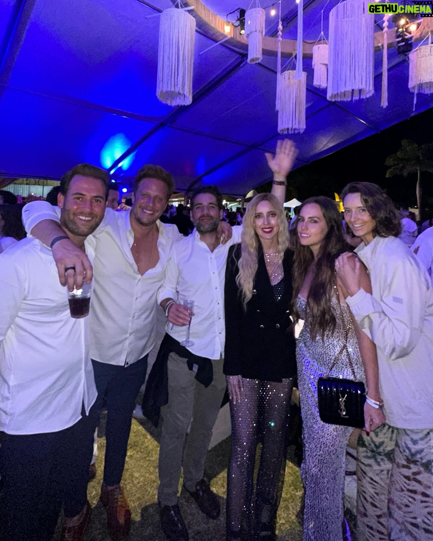 Shanik Aspe Instagram - Despidiendo este 2023 y recibiendo el 2024 en @mayakoba con mi @mauodiardi a un lado y el sol de frente āļø literal āļøš y pues para nuestra sorpresa @luismiguel si canto otra , brindo con nosotros y recibimos el aƱo con fuegos artificiales š. Un hermoso cierre de aƱo para celebrar tantas cosas š Mucho que agradecer ! š Feliz aƱo para todos ustedes y que Dios los bendiga siempre ! Desliza para ver š #mayakobaexperiences #onlymayakoba
