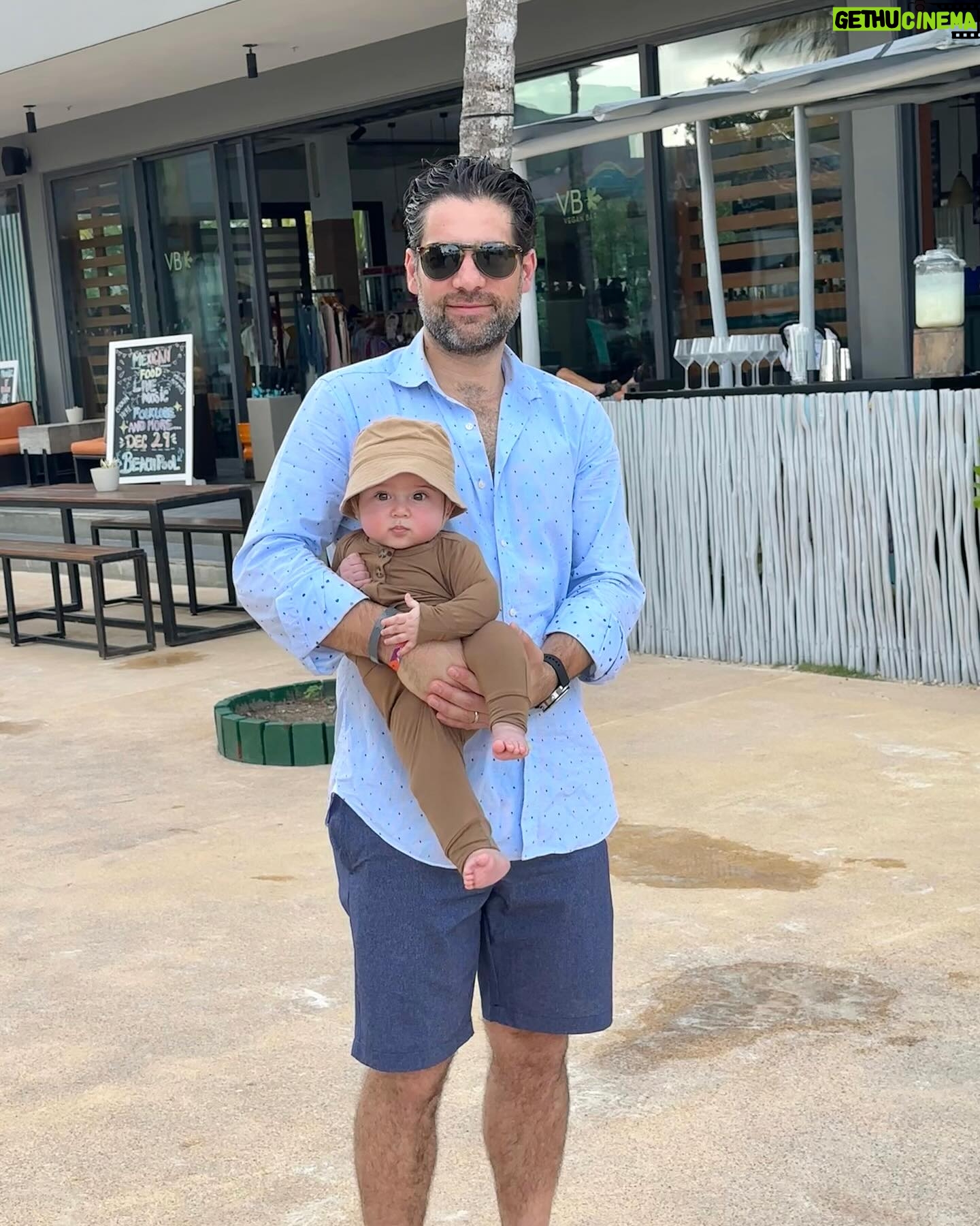 Shanik Aspe Instagram - Gracias Dios por un año más de vida 🙏 Resumen de mi cumpleaños 🎁 🎂 : 1 y 2 .- las mejores mañanitas !!!! Gracias @andazmayakoba.mx . Amo este lugar ! 3.- Mis muchachos 😆❤️! 4.- me encontré una sirena en la playa 🧜♀️ 5.- mi último viaje a la playa fue aquí mismo en semana santa 🥹 embarazada de Valentino . Hoy ya lo tengo entre mis brazos 6.- Esta me la tomo mi mau ! Las primeras fotos que me tomaba cuando éramos novios estaban para llorar 🫠 siempre salía la mitad de mi cuerpo o solo mi cabeza y así … ahora ya es mi fotógrafo 😆👌 7.- Primer viaje de Valentino en avión , estuvo mortal el caos en el aeropuerto pero el se portó muy bien ( de ida 😂🤔) 8.- casi siempre me toca viajar en mi cumpleaños , en esta ocasión este fue el pastel improvisado que me dio Mau en el aeropuerto ❤️😆. 9.- aunque festejaos un día después valió la pena la espera . Un cumpleaños inolvidable , literal #onlyinmayakoba . @mayakoba te amoooo !