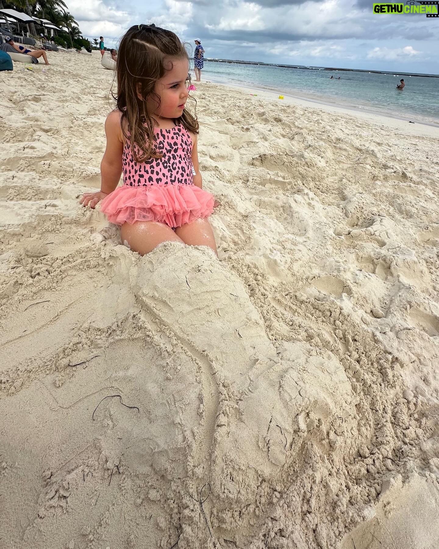 Shanik Aspe Instagram - Gracias Dios por un año más de vida 🙏 Resumen de mi cumpleaños 🎁 🎂 : 1 y 2 .- las mejores mañanitas !!!! Gracias @andazmayakoba.mx . Amo este lugar ! 3.- Mis muchachos 😆❤️! 4.- me encontré una sirena en la playa 🧜♀️ 5.- mi último viaje a la playa fue aquí mismo en semana santa 🥹 embarazada de Valentino . Hoy ya lo tengo entre mis brazos 6.- Esta me la tomo mi mau ! Las primeras fotos que me tomaba cuando éramos novios estaban para llorar 🫠 siempre salía la mitad de mi cuerpo o solo mi cabeza y así … ahora ya es mi fotógrafo 😆👌 7.- Primer viaje de Valentino en avión , estuvo mortal el caos en el aeropuerto pero el se portó muy bien ( de ida 😂🤔) 8.- casi siempre me toca viajar en mi cumpleaños , en esta ocasión este fue el pastel improvisado que me dio Mau en el aeropuerto ❤️😆. 9.- aunque festejaos un día después valió la pena la espera . Un cumpleaños inolvidable , literal #onlyinmayakoba . @mayakoba te amoooo !