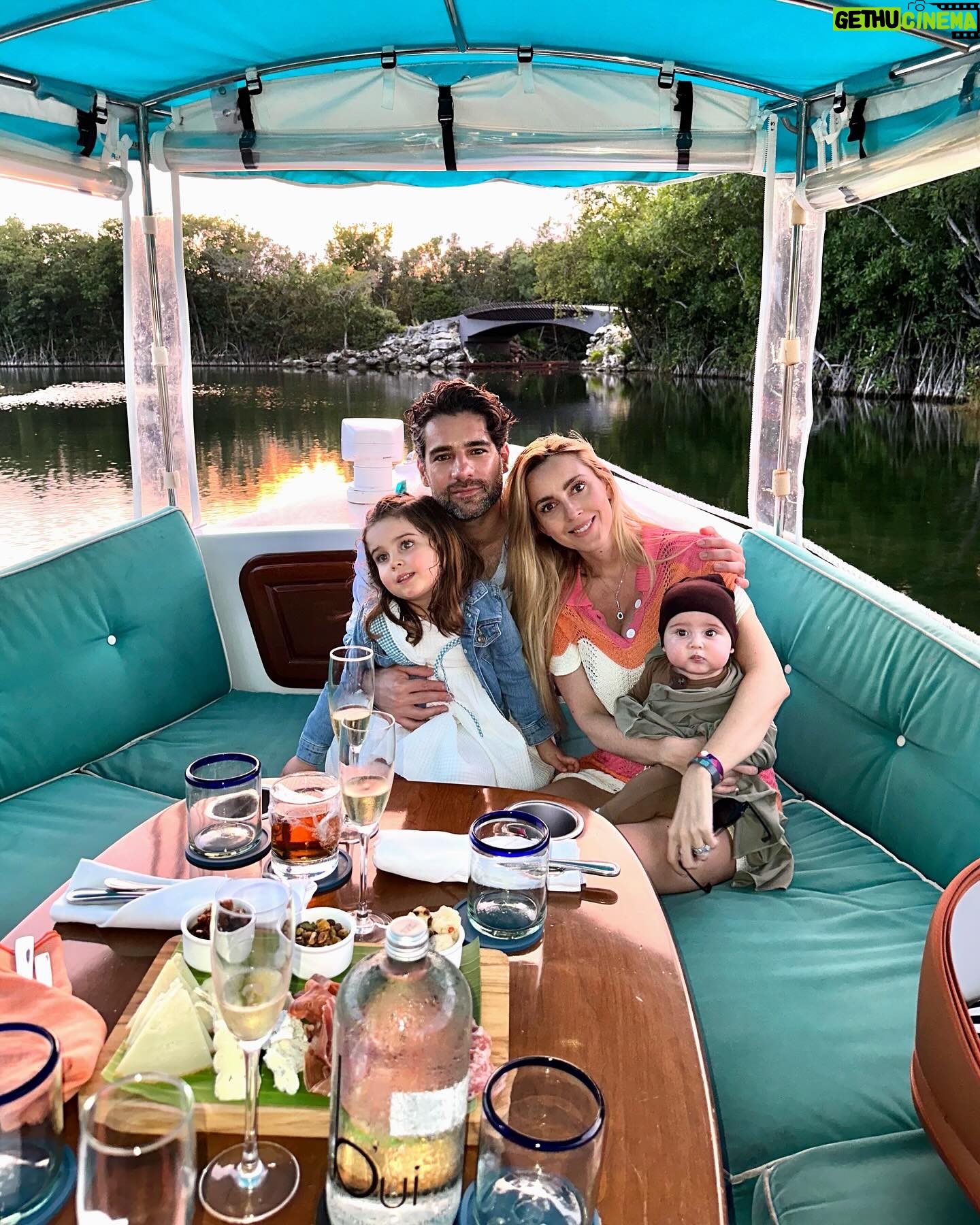 Shanik Aspe Instagram - Gracias Dios por un año más de vida 🙏 Resumen de mi cumpleaños 🎁 🎂 : 1 y 2 .- las mejores mañanitas !!!! Gracias @andazmayakoba.mx . Amo este lugar ! 3.- Mis muchachos 😆❤️! 4.- me encontré una sirena en la playa 🧜♀️ 5.- mi último viaje a la playa fue aquí mismo en semana santa 🥹 embarazada de Valentino . Hoy ya lo tengo entre mis brazos 6.- Esta me la tomo mi mau ! Las primeras fotos que me tomaba cuando éramos novios estaban para llorar 🫠 siempre salía la mitad de mi cuerpo o solo mi cabeza y así … ahora ya es mi fotógrafo 😆👌 7.- Primer viaje de Valentino en avión , estuvo mortal el caos en el aeropuerto pero el se portó muy bien ( de ida 😂🤔) 8.- casi siempre me toca viajar en mi cumpleaños , en esta ocasión este fue el pastel improvisado que me dio Mau en el aeropuerto ❤️😆. 9.- aunque festejaos un día después valió la pena la espera . Un cumpleaños inolvidable , literal #onlyinmayakoba . @mayakoba te amoooo !
