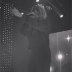 Shanik Aspe Instagram - Dios me concedió hacer realidad uno de mis sueños máximos desde que tengo uso de razón “cantar en un escenario de manera profesional“.Todavía puedo recordar esa sensación antes de empezar cada show en el foro totalplay , asomándome por una cortina negra con mi corazón a mil al ver el foro lleno de personas listas para escuchar cantar a las reinas de corazones 🤩 lloré varias veces de felicidad ,lo viví plenamente y dentro de muchas cosas aprendí que alcanzar tus metas mas grandes no significa lograr el verdadero éxito. Para mi el éxito es sentir gozo en el corazón , pero no hablo de un gozo momentáneo que dura solo el día de tu boda , o el tiempo que estás arriba de un escenario. El éxito no solo es ganar un trofeo o un concurso , tampoco ganarte el reconocimiento de la gente y mucho menos el poder comprarte algo muy lujoso. El éxito es ese sentimiento de gratitud y satisfacción que te acompaña día con día . Sin embargo, de manera equivocada llegamos a pensar que si no logramos esa asignatura pendiente en nuestra vida nunca podremos alcanzar la plenitud . Vivir afanados a un sueño puede frustrarnos y robarnos la oportunidad de ser felices en nuestro presente . De igual manera alcanzar nuestra meta y creer que nuestro propósito en la vida no va más allá de eso , puede dejarnos un gran vacío y sentimiento de insatisfacción. Que triste mirar atrás y darnos cuenta que mientras pensabamos que nos faltaban ciertas cosas por vivir , en realidad ya lo teníamos todo para ser felices. Pero ojo ! Que esto no significa que debemos dejar de soñar, dejar de tener metas en la vida. Al contrario! tenerlas es indispensable porque estas nos dan rumbo , ilusión , nos dan carácter , disciplina, determinación y una dicha indescriptible cuando se logran 🥹 pero hacerlo de la mano de Dios nos permite ver que cuando las cosas tardan en suceder en realidad era porque el tenia más planes ( en plural ) para cada uno de nosotros . No es lograr un propósito en la vida , sino lograr una vida con propósito. Jeremías 29:11 Sólo yo sé los planes que tengo para ustedes. Son planes para su bien, y no para su mal, para que tengan un futuro lleno de esperanza.”
