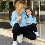 Shanik Aspe Instagram – Un poco de estos días ! 
1.- Carlotta y yo seguimos disfrutando mucho vestirnos iguales ❤️ 
2.- Valentino ama tanto el aguacate que tenía que disfrazarlo  así 😆🥑☝️
3.- lo que llevo en mi bolsa últimamente : Maquillaje , perfume ( cambio de olor dependiendo del mood )☝️ , cartera , chupón , lentes de sol y obvio mi @floratilmx que no saben cómo me ayudó estos días que los niños se enfermaron de la panza . literal vi el cambio desde el primer día que lo tomaron 👌 ahora será consumo obligatorio para todos en mi casa .
4.- mis hombres !! 🤩😎
5.- chocolate my love 🙈 alguien mas comparte este gusto conmigo ? 
6.- 7 meses y contando 🥹 si, si ya lo dije mil veces pero de verdad crecen muy rápido ! 
7.- viviendo en gratitud 🙏 y tú ya enumeraste tus bendiciones este día? 
8.- abrazos que llenan mi alma 
9.- yo 😆 ❤️