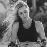 Shanik Aspe Instagram - Hace poco una seguidora en instagram me puso que envidiaba mi vida perfecta y que a mí siempre me iba bien porque se notaba que buscaba a Dios. En realidad la vida no es tan perfecta como esa seguidora lo percibe y estar cerca de Dios o querer estarlo no significa que la vida será perfecta a su lado. El nunca dijo eso , y tampoco es la intención, porque donde está la oportunidad de crecimiento si todo nos saliera siempre bien ? Ni una persona se escapa de las aflicciones y no quiero que nadie idealice mi vida porque esa no es la intención de este perfil . Como todos , también enfrento adversidades , tristezas , miedos… sin embargo es verdad que parece que las cosas siempre marchan bien por aquí y no es porque quiera aparentar que así sea , esto es porque en realidad en mi vida he logrado experimentar la paz de Dios que sobrepasa todo entendimiento . Es verdad que a algunos nos toca enfrentar tormentas y a otros huracanes , pero cualquiera que sea la tempestad , no es lo mismo enfrentarla en tus propias fuerzas que tomado de la mano de Dios. Y Como lo hago? Recordando que el me dio un espíritu de valentía y que no hay nada que temer si dejo todo en sus manos, recuerdo que todo lo que sucede y lo que no sucede en mi vida es parte de un plan perfecto si estoy haciendo su voluntad y entonces la tormenta que estoy atravesando en realidad se siente más como una lluvia . Hoy te escribo estas palabras con el propósito de decirte que no hay vidas ni personas perfectas . Si fuera así no existirían mujeres hermosas que insatisfechas con su aspecto quedaron irreconocibles por tantas cirugías, famosos que a pesar del éxito eligieron sumergirse en las adicciones , jóvenes con un camino por delante que prefirieron quitarse la vida o ricos que aunque siempre están rodeados de gente en su interior se sienten completamente solos. La Paz genuina solo podemos encontrarla en Dios y es asi como se puede superar cualquier adversidad que se presente por más difícil que esta parezca. Juan 16:33 Yo les he dicho estas cosas para que en mí hallen paz. En este mundo afrontarán aflicciones, pero ¡¡ confien !! Yo he vencido al mundo. #salmo23