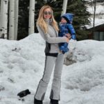 Shanik Aspe Instagram – Mi mamá siempre me dice :
Shanik cuídate, porque te vas a necesitar !  En este viaje en especial sus palabras hicieron eco en mi .  Hoy que tengo a mi esposo y a mis dos hijos se que no solo yo me voy a necesitar sana , ellos también me necesitan bien para podernos disfrutar al máximo .  Todos los días podemos hacer algo bueno por nosotros mismos . Tomar probióticos ( @floratilmx  me encanta porque son probióticos de origen natural que me ayudan a mantener el equilibrio de mi organismo ) hacer ejercicio con más frecuencia ( por lo menos 3 veces a la semana ) , comer saludable , tomar agua y hacernos un check up de manera periódica son pequeños detalles que sin duda hacen la diferencia. Cómo le dije a Carlotta mientras jugábamos en estas vacaciones ; la vida es como está nieve , si la disfrutas o no de cualquier forma se va a derretir , tú eliges ❤️ pero vale la pena aprovechar hasta el último copo de Nieve ❄️