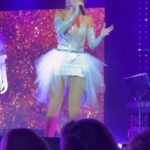 Shanik Aspe Instagram - Dios me concedió hacer realidad uno de mis sueños máximos desde que tengo uso de razón “cantar en un escenario de manera profesional“.Todavía puedo recordar esa sensación antes de empezar cada show en el foro totalplay , asomándome por una cortina negra con mi corazón a mil al ver el foro lleno de personas listas para escuchar cantar a las reinas de corazones 🤩 lloré varias veces de felicidad ,lo viví plenamente y dentro de muchas cosas aprendí que alcanzar tus metas mas grandes no significa lograr el verdadero éxito. Para mi el éxito es sentir gozo en el corazón , pero no hablo de un gozo momentáneo que dura solo el día de tu boda , o el tiempo que estás arriba de un escenario. El éxito no solo es ganar un trofeo o un concurso , tampoco ganarte el reconocimiento de la gente y mucho menos el poder comprarte algo muy lujoso. El éxito es ese sentimiento de gratitud y satisfacción que te acompaña día con día . Sin embargo, de manera equivocada llegamos a pensar que si no logramos esa asignatura pendiente en nuestra vida nunca podremos alcanzar la plenitud . Vivir afanados a un sueño puede frustrarnos y robarnos la oportunidad de ser felices en nuestro presente . De igual manera alcanzar nuestra meta y creer que nuestro propósito en la vida no va más allá de eso , puede dejarnos un gran vacío y sentimiento de insatisfacción. Que triste mirar atrás y darnos cuenta que mientras pensabamos que nos faltaban ciertas cosas por vivir , en realidad ya lo teníamos todo para ser felices. Pero ojo ! Que esto no significa que debemos dejar de soñar, dejar de tener metas en la vida. Al contrario! tenerlas es indispensable porque estas nos dan rumbo , ilusión , nos dan carácter , disciplina, determinación y una dicha indescriptible cuando se logran 🥹 pero hacerlo de la mano de Dios nos permite ver que cuando las cosas tardan en suceder en realidad era porque el tenia más planes ( en plural ) para cada uno de nosotros . No es lograr un propósito en la vida , sino lograr una vida con propósito. Jeremías 29:11 Sólo yo sé los planes que tengo para ustedes. Son planes para su bien, y no para su mal, para que tengan un futuro lleno de esperanza.”