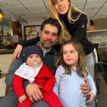 Shanik Aspe Instagram – Mi mamá siempre me dice :
Shanik cuídate, porque te vas a necesitar !  En este viaje en especial sus palabras hicieron eco en mi .  Hoy que tengo a mi esposo y a mis dos hijos se que no solo yo me voy a necesitar sana , ellos también me necesitan bien para podernos disfrutar al máximo .  Todos los días podemos hacer algo bueno por nosotros mismos . Tomar probióticos ( @floratilmx  me encanta porque son probióticos de origen natural que me ayudan a mantener el equilibrio de mi organismo ) hacer ejercicio con más frecuencia ( por lo menos 3 veces a la semana ) , comer saludable , tomar agua y hacernos un check up de manera periódica son pequeños detalles que sin duda hacen la diferencia. Cómo le dije a Carlotta mientras jugábamos en estas vacaciones ; la vida es como está nieve , si la disfrutas o no de cualquier forma se va a derretir , tú eliges ❤️ pero vale la pena aprovechar hasta el último copo de Nieve ❄️