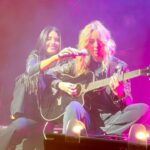 Shanik Aspe Instagram - Dios me concedió hacer realidad uno de mis sueños máximos desde que tengo uso de razón “cantar en un escenario de manera profesional“.Todavía puedo recordar esa sensación antes de empezar cada show en el foro totalplay , asomándome por una cortina negra con mi corazón a mil al ver el foro lleno de personas listas para escuchar cantar a las reinas de corazones 🤩 lloré varias veces de felicidad ,lo viví plenamente y dentro de muchas cosas aprendí que alcanzar tus metas mas grandes no significa lograr el verdadero éxito. Para mi el éxito es sentir gozo en el corazón , pero no hablo de un gozo momentáneo que dura solo el día de tu boda , o el tiempo que estás arriba de un escenario. El éxito no solo es ganar un trofeo o un concurso , tampoco ganarte el reconocimiento de la gente y mucho menos el poder comprarte algo muy lujoso. El éxito es ese sentimiento de gratitud y satisfacción que te acompaña día con día . Sin embargo, de manera equivocada llegamos a pensar que si no logramos esa asignatura pendiente en nuestra vida nunca podremos alcanzar la plenitud . Vivir afanados a un sueño puede frustrarnos y robarnos la oportunidad de ser felices en nuestro presente . De igual manera alcanzar nuestra meta y creer que nuestro propósito en la vida no va más allá de eso , puede dejarnos un gran vacío y sentimiento de insatisfacción. Que triste mirar atrás y darnos cuenta que mientras pensabamos que nos faltaban ciertas cosas por vivir , en realidad ya lo teníamos todo para ser felices. Pero ojo ! Que esto no significa que debemos dejar de soñar, dejar de tener metas en la vida. Al contrario! tenerlas es indispensable porque estas nos dan rumbo , ilusión , nos dan carácter , disciplina, determinación y una dicha indescriptible cuando se logran 🥹 pero hacerlo de la mano de Dios nos permite ver que cuando las cosas tardan en suceder en realidad era porque el tenia más planes ( en plural ) para cada uno de nosotros . No es lograr un propósito en la vida , sino lograr una vida con propósito. Jeremías 29:11 Sólo yo sé los planes que tengo para ustedes. Son planes para su bien, y no para su mal, para que tengan un futuro lleno de esperanza.”