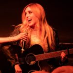 Shanik Aspe Instagram - Dios me concedió hacer realidad uno de mis sueños máximos desde que tengo uso de razón “cantar en un escenario de manera profesional“.Todavía puedo recordar esa sensación antes de empezar cada show en el foro totalplay , asomándome por una cortina negra con mi corazón a mil al ver el foro lleno de personas listas para escuchar cantar a las reinas de corazones 🤩 lloré varias veces de felicidad ,lo viví plenamente y dentro de muchas cosas aprendí que alcanzar tus metas mas grandes no significa lograr el verdadero éxito. Para mi el éxito es sentir gozo en el corazón , pero no hablo de un gozo momentáneo que dura solo el día de tu boda , o el tiempo que estás arriba de un escenario. El éxito no solo es ganar un trofeo o un concurso , tampoco ganarte el reconocimiento de la gente y mucho menos el poder comprarte algo muy lujoso. El éxito es ese sentimiento de gratitud y satisfacción que te acompaña día con día . Sin embargo, de manera equivocada llegamos a pensar que si no logramos esa asignatura pendiente en nuestra vida nunca podremos alcanzar la plenitud . Vivir afanados a un sueño puede frustrarnos y robarnos la oportunidad de ser felices en nuestro presente . De igual manera alcanzar nuestra meta y creer que nuestro propósito en la vida no va más allá de eso , puede dejarnos un gran vacío y sentimiento de insatisfacción. Que triste mirar atrás y darnos cuenta que mientras pensabamos que nos faltaban ciertas cosas por vivir , en realidad ya lo teníamos todo para ser felices. Pero ojo ! Que esto no significa que debemos dejar de soñar, dejar de tener metas en la vida. Al contrario! tenerlas es indispensable porque estas nos dan rumbo , ilusión , nos dan carácter , disciplina, determinación y una dicha indescriptible cuando se logran 🥹 pero hacerlo de la mano de Dios nos permite ver que cuando las cosas tardan en suceder en realidad era porque el tenia más planes ( en plural ) para cada uno de nosotros . No es lograr un propósito en la vida , sino lograr una vida con propósito. Jeremías 29:11 Sólo yo sé los planes que tengo para ustedes. Son planes para su bien, y no para su mal, para que tengan un futuro lleno de esperanza.”