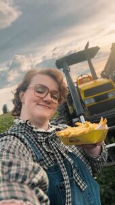 Shannon Purser Instagram - McCain heard you wanted to #Bringbackbarb, so I’m back to tell you something important! Earth loses acres of healthy soil to erosion every second, so McCain is changing the way it grows potatoes-using regenerative agriculture to bring healthy soil back to our planet. Because together, we can bring back anything. Even me! 🍟 #nationalfrenchfryday #ad