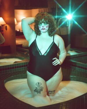 Shannon Purser Instagram - I’m down to clown, baby. 🤡🖤

✨pt. 1✨

🖤 shot by the incredible @peggyshootsfilm 

🖤 makeup by the sensational @downtoclownmakeup

🖤 nails by the iconic @fresh.claws
