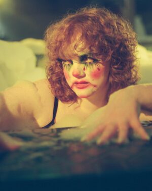 Shannon Purser Instagram - I’m down to clown, baby. 🤡🖤

✨pt. 1✨

🖤 shot by the incredible @peggyshootsfilm 

🖤 makeup by the sensational @downtoclownmakeup

🖤 nails by the iconic @fresh.claws
