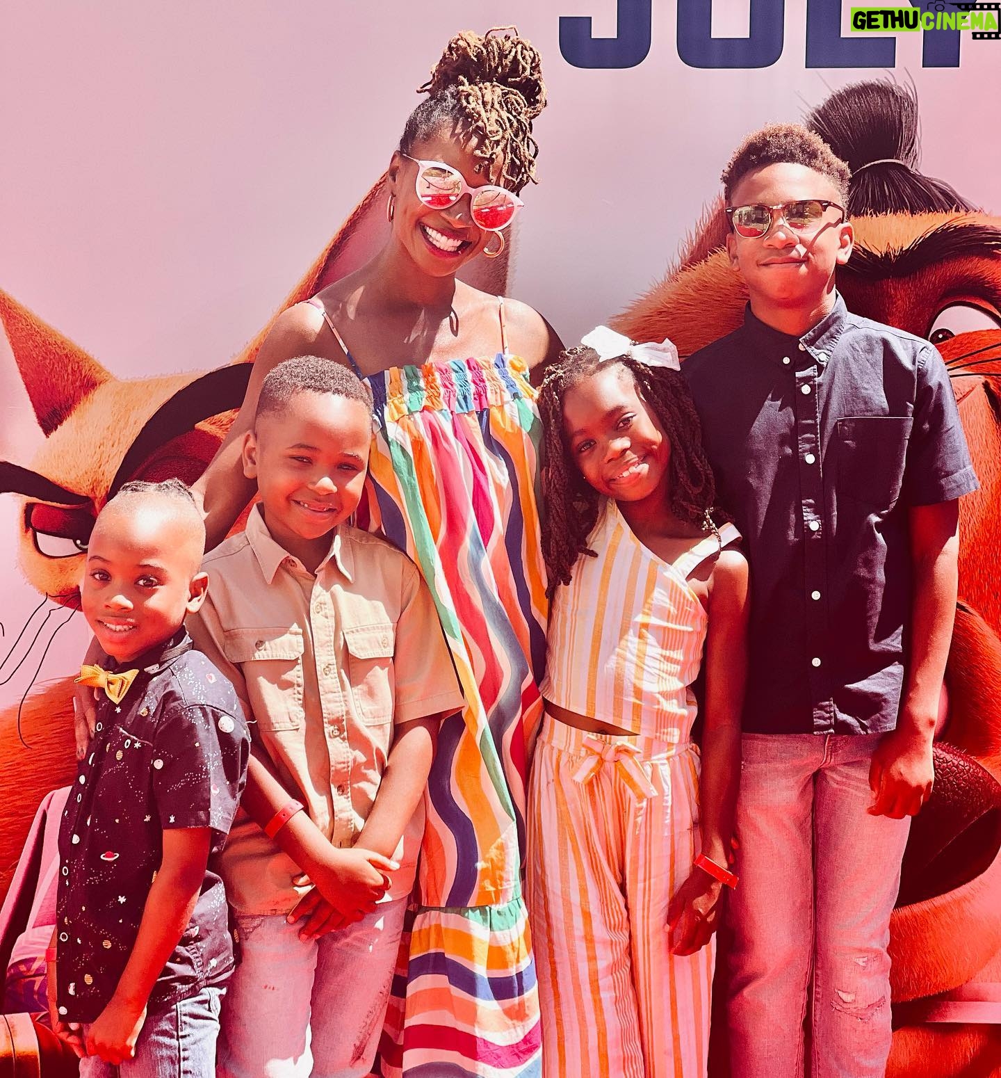 Shanola Hampton Instagram - What a fantastic family fun weekend!! Having my niece and nephews with us, made it all the sweeter! @pawsoffurymovie is not just a kids movie! So good!@paramountpics My kids faces when they realized @blippi was at the @netflix @kungfupanda event was truly priceless! Thanks to all! #summermemories #Cousinsclan #coolauntie